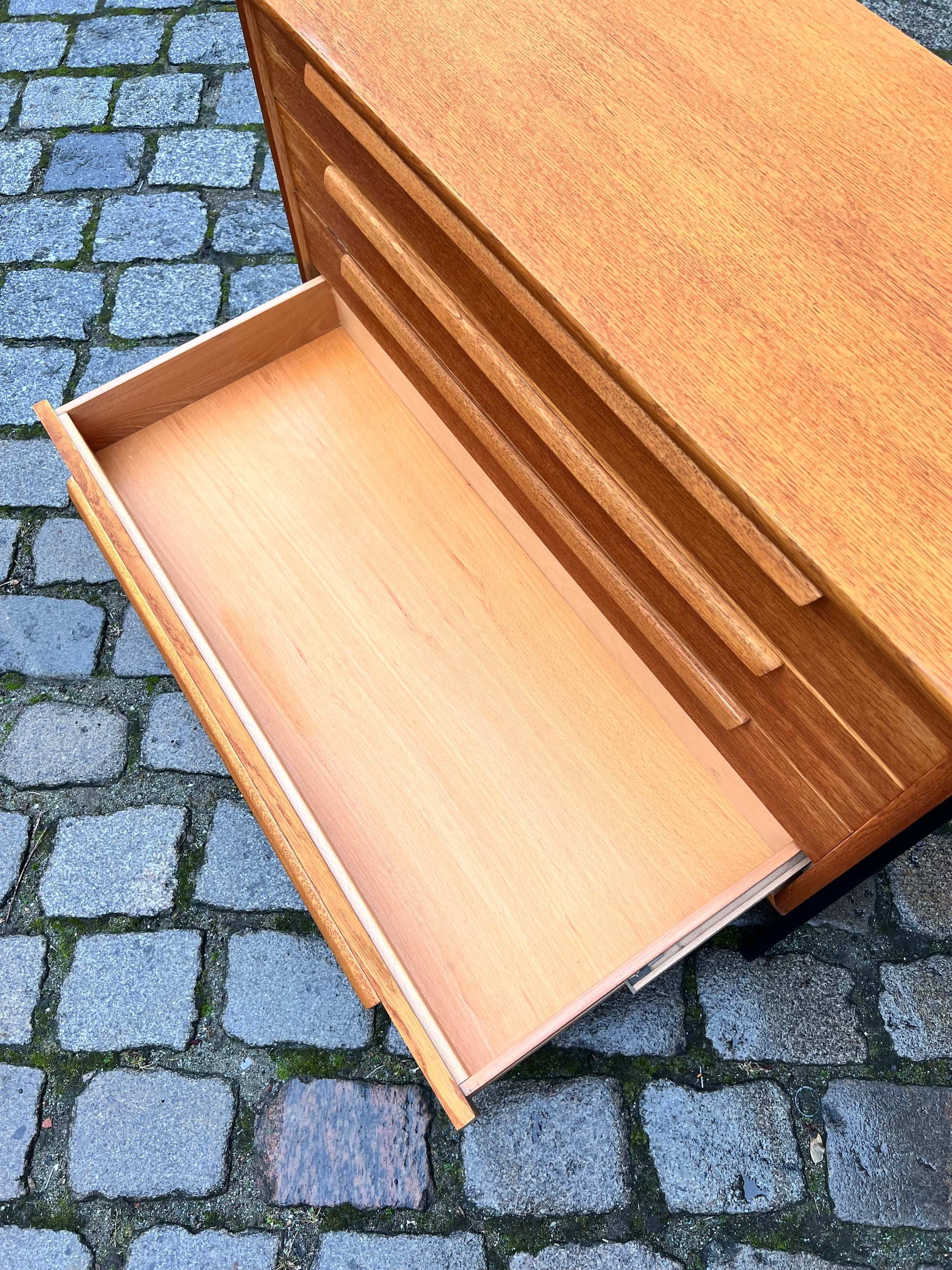 Kommode Eiche mit schwarzen Beinen