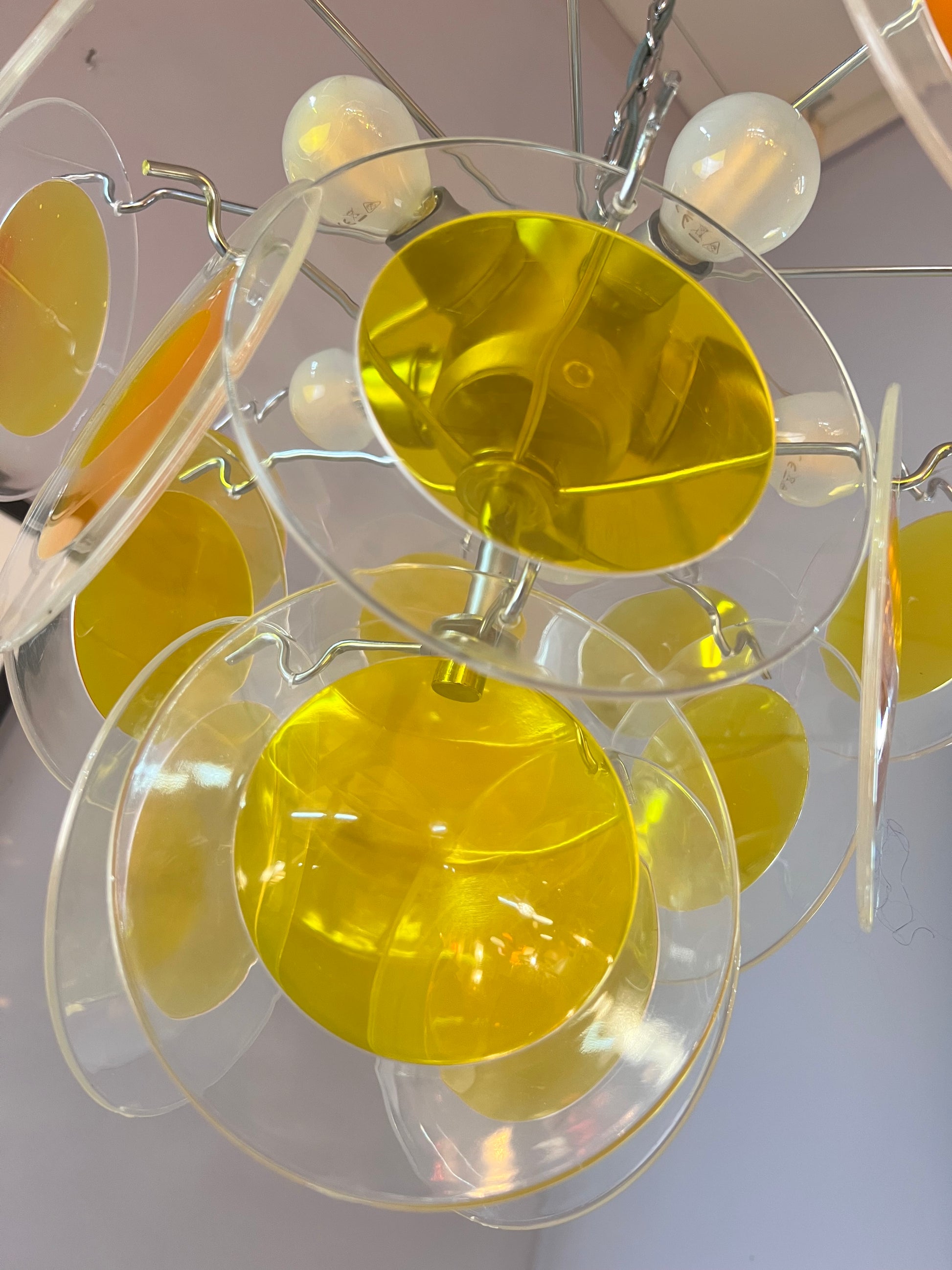 Kronleuchter gelb silber mit Plexiglas-Scheiben