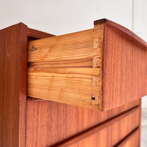 Kommode Teak mit geraden Griffen aus Dänemark