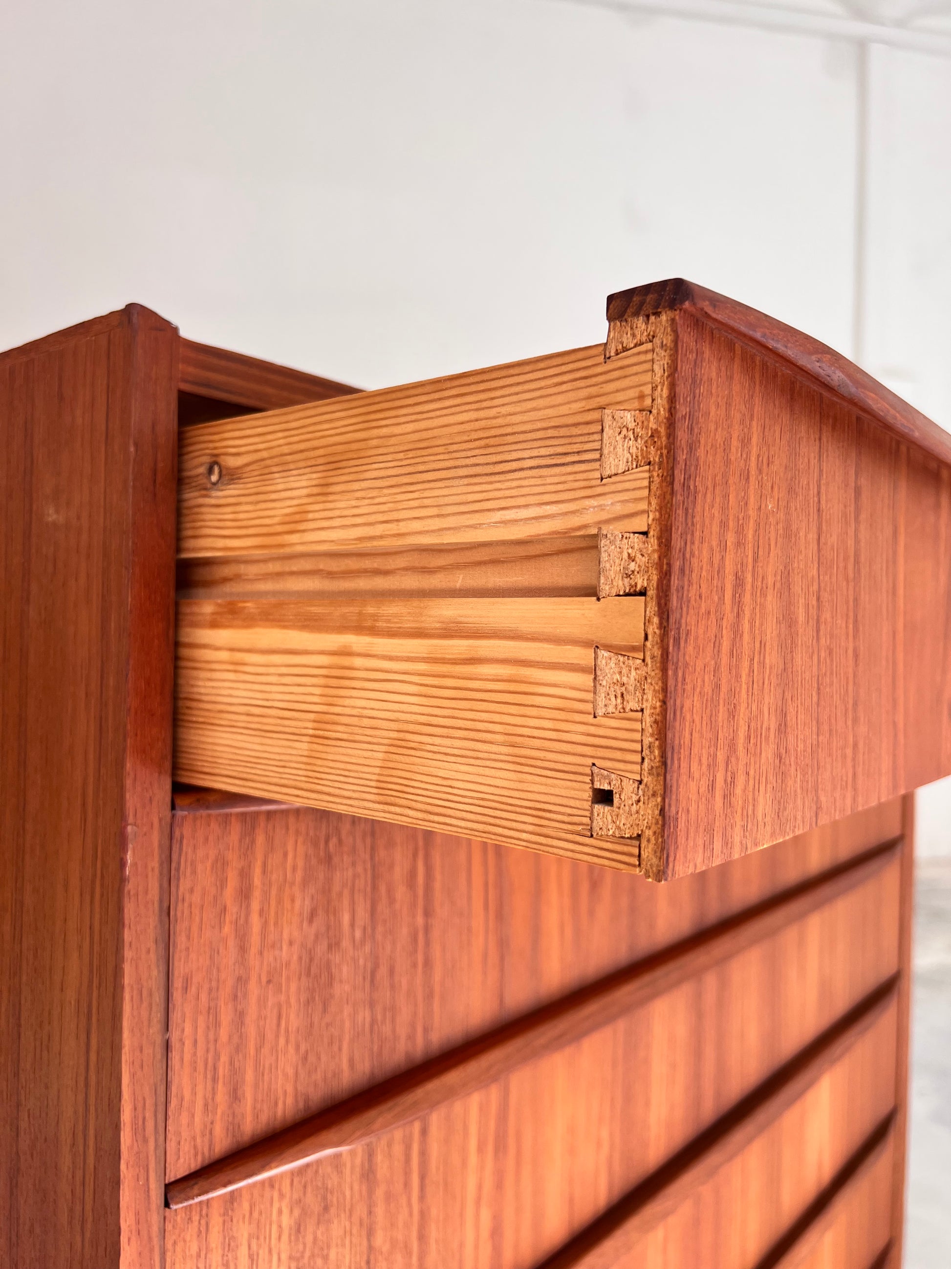 Kommode Teak mit geraden Griffen aus Dänemark