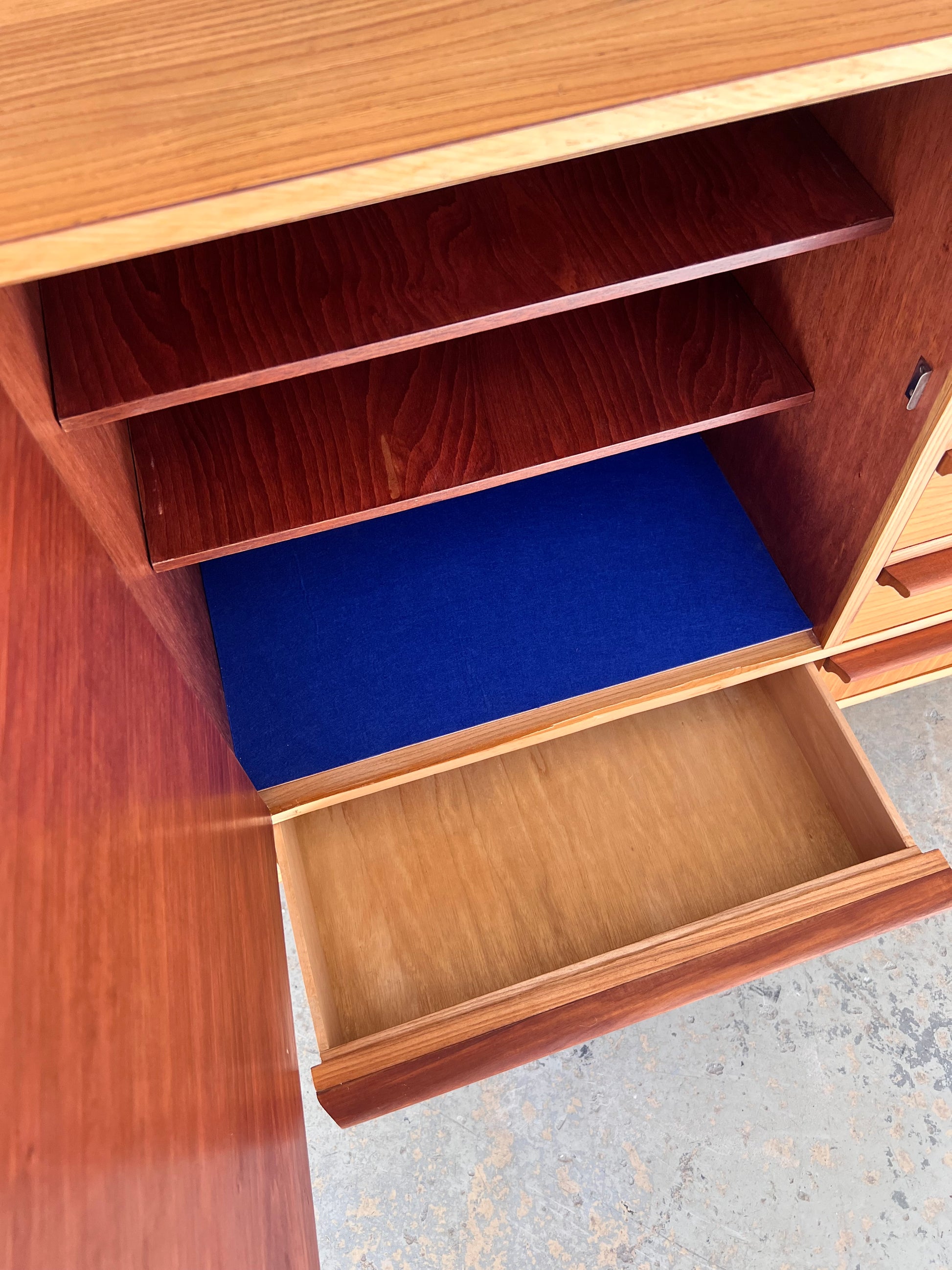 Sideboard Esche mit Schranktüren und Schubladen