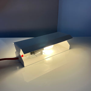 Wandlampe weiß Metall mit rotem Kabel