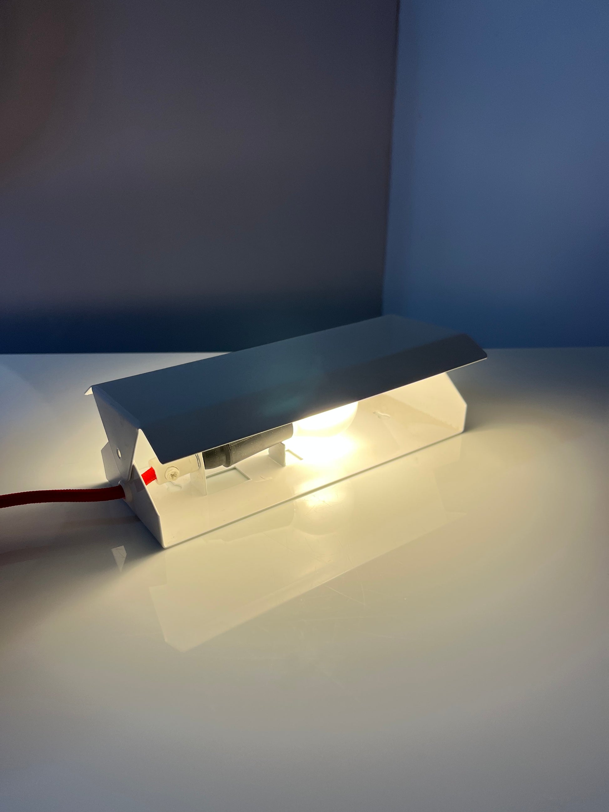 Wandlampe weiß Metall mit rotem Kabel