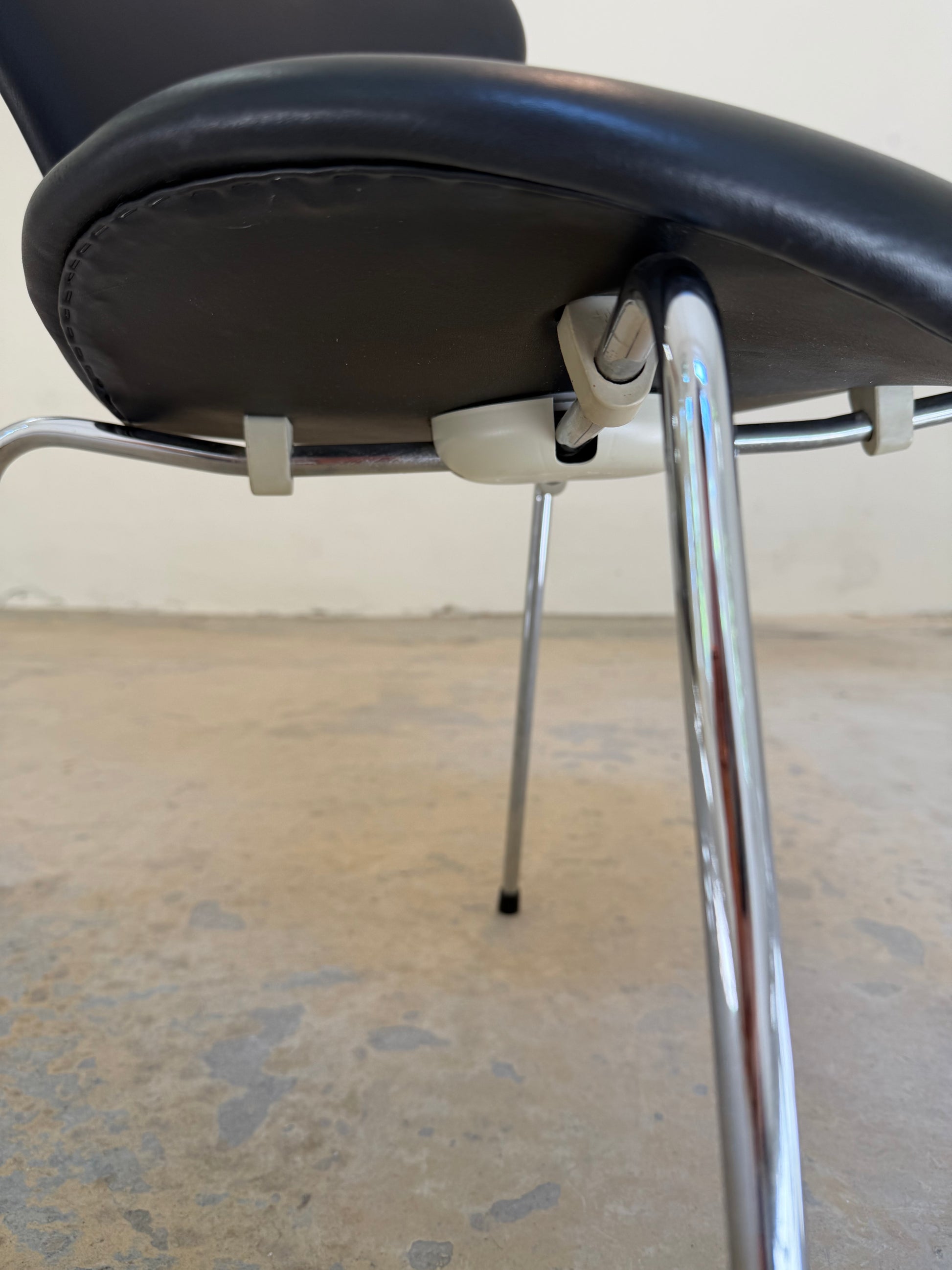 Polsterstuhl Serie 7 schwarz Echtleder von Arne Jacobsen für Fritz Hansen