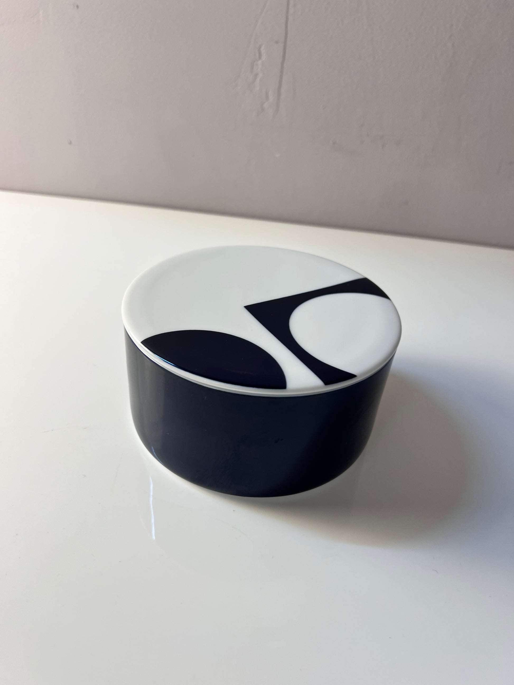 Dose dunkelblau weiß mit "Geometry 1" Print von Verner Panton für Menu