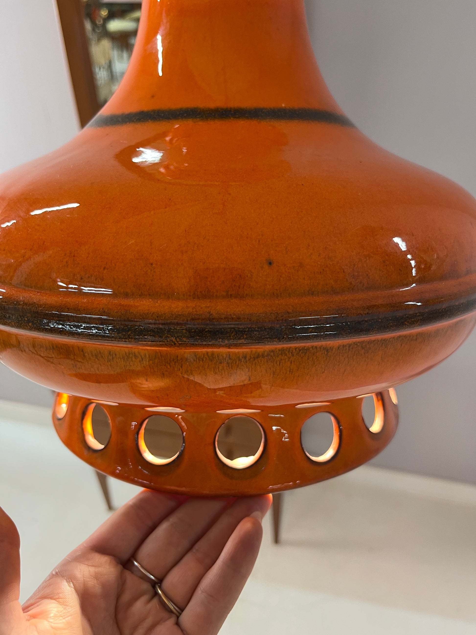 Keramiklampe orange mit Kette aus Westdeutschland