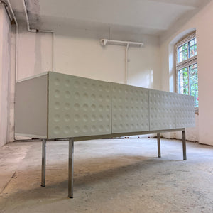 Sideboard weiß mit kreisförmigem Reliefmuster aus Belgien