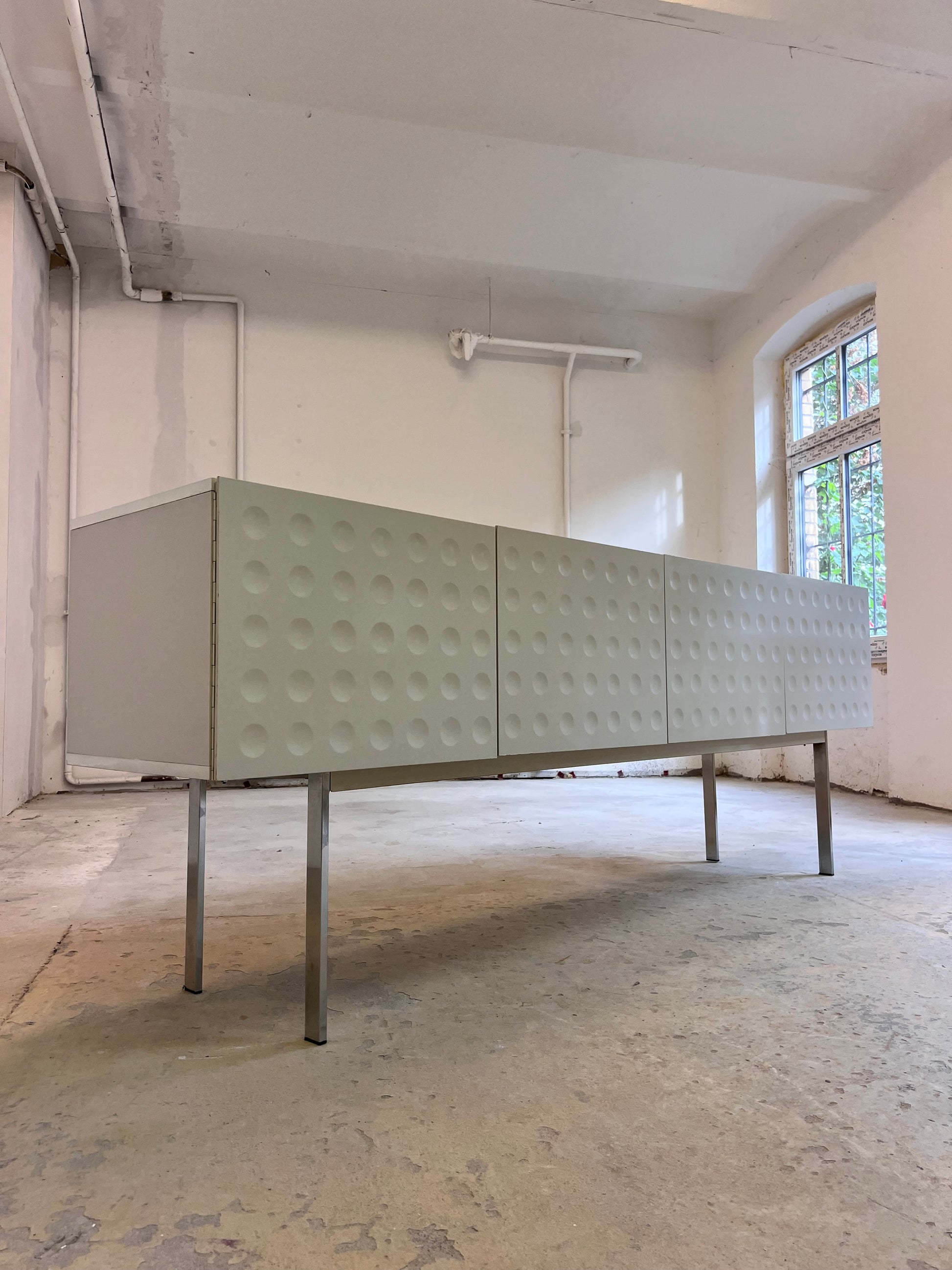 Sideboard weiß mit kreisförmigem Reliefmuster aus Belgien