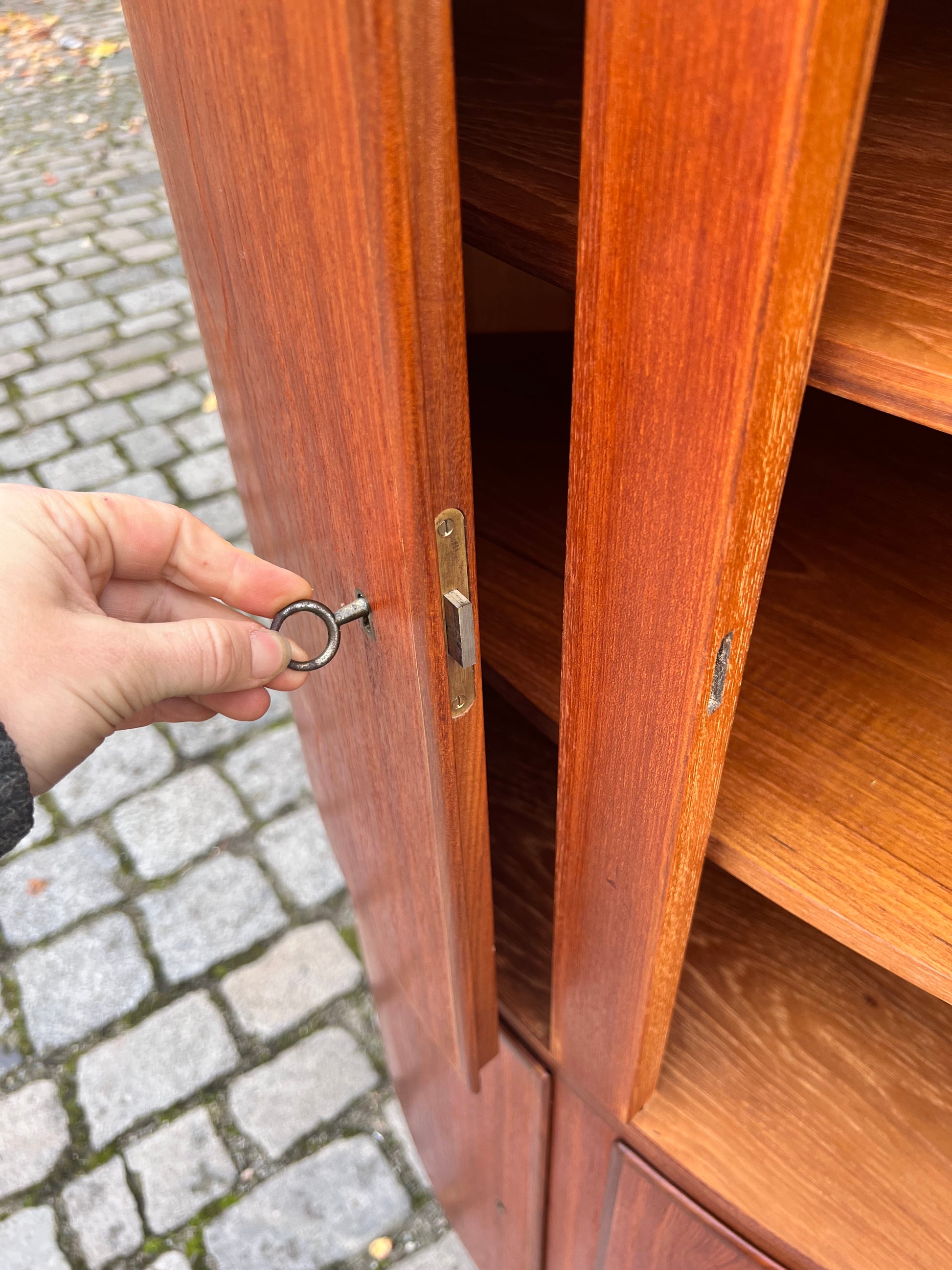 Eckschrank Teak mit Schloss aus Dänemark