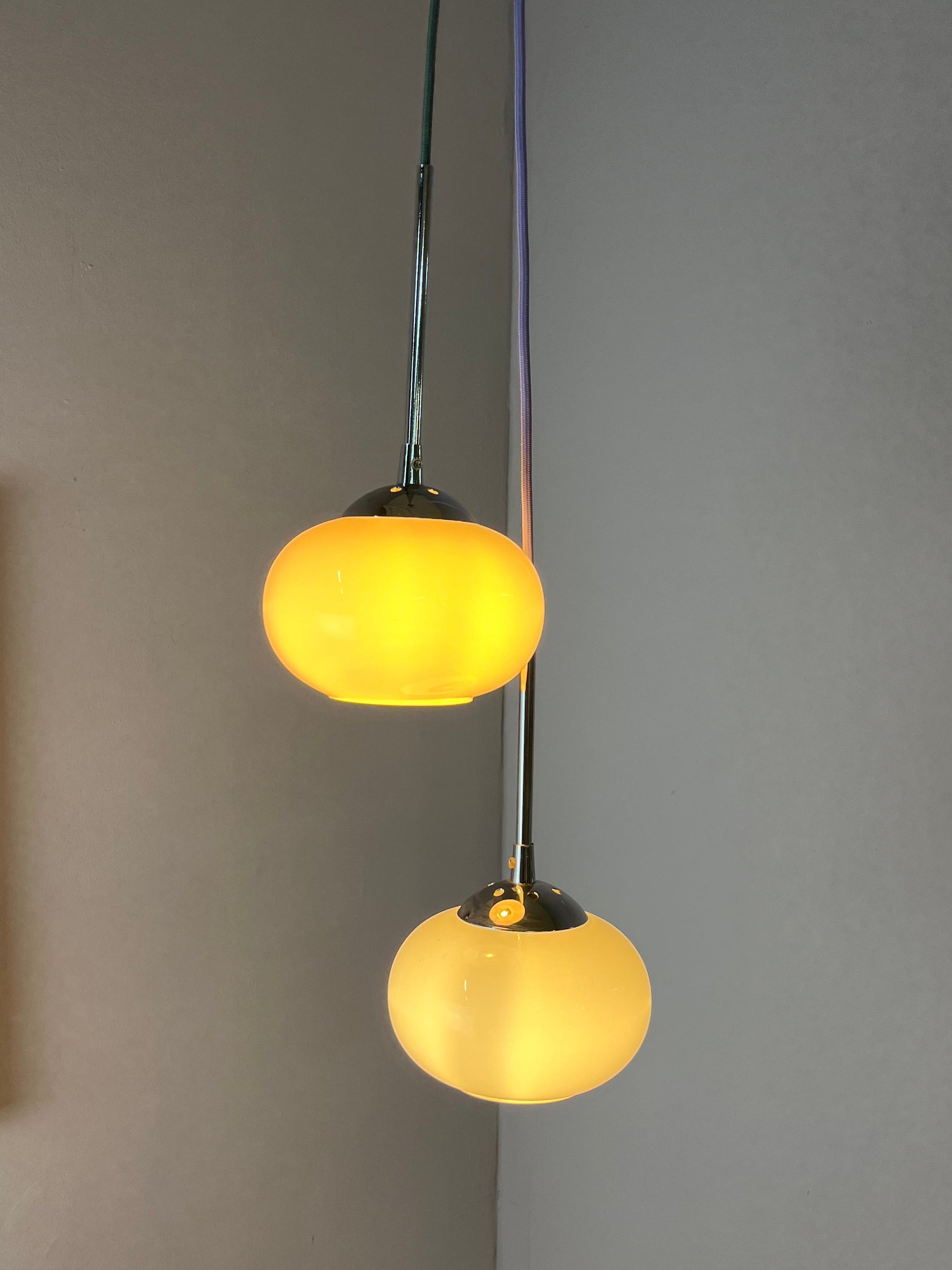 Hängelampe weiß Glas Chrom mit Stab