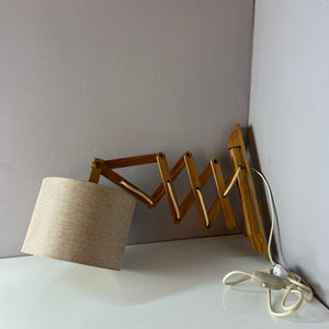 Scherenlampe beige Holz von Le Klint