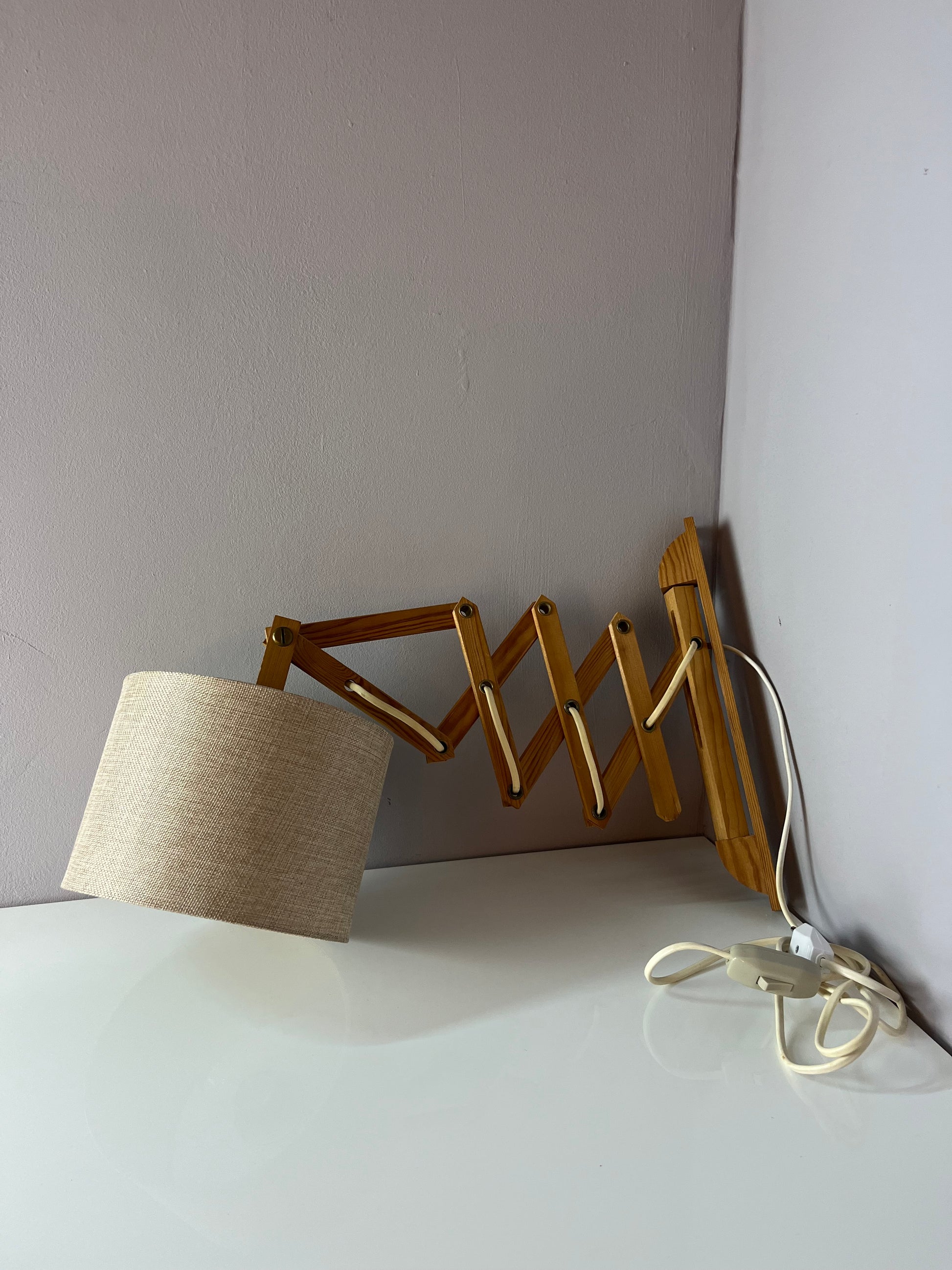 Scherenlampe beige Holz von Le Klint