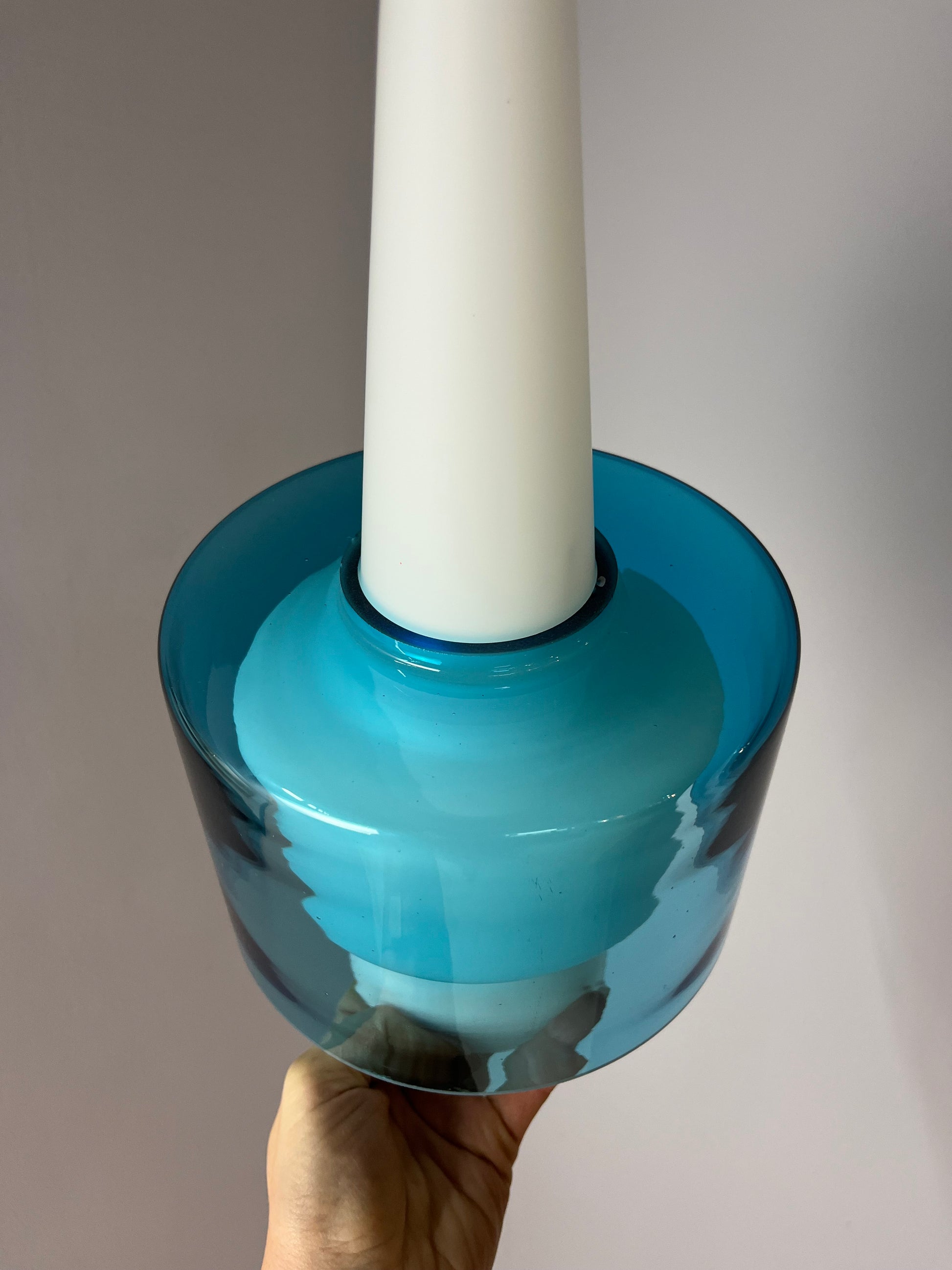 Hängelampe blau weiß Opalglas von Hyllinge Glasbruk