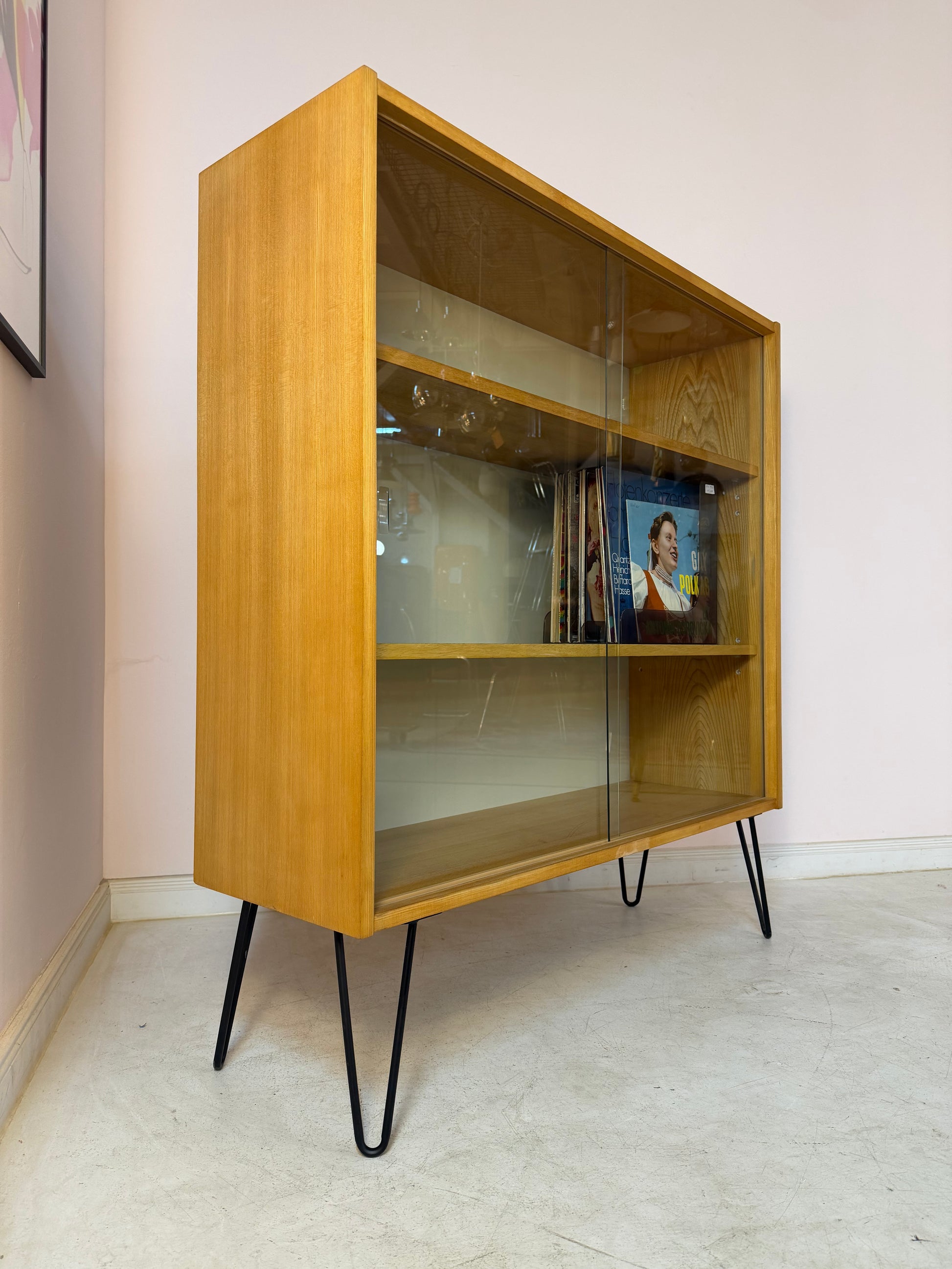 Vitrine Typ 430 mit neuen Hairpinlegs von Joachim Nebelung für Hellerau