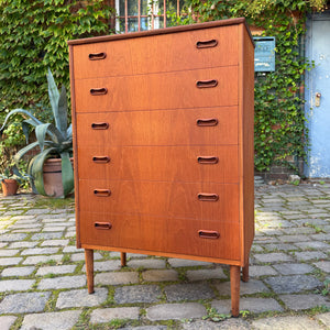 Kommode Teak mit Griffmulden von Kværndrup Møbelfabrik
