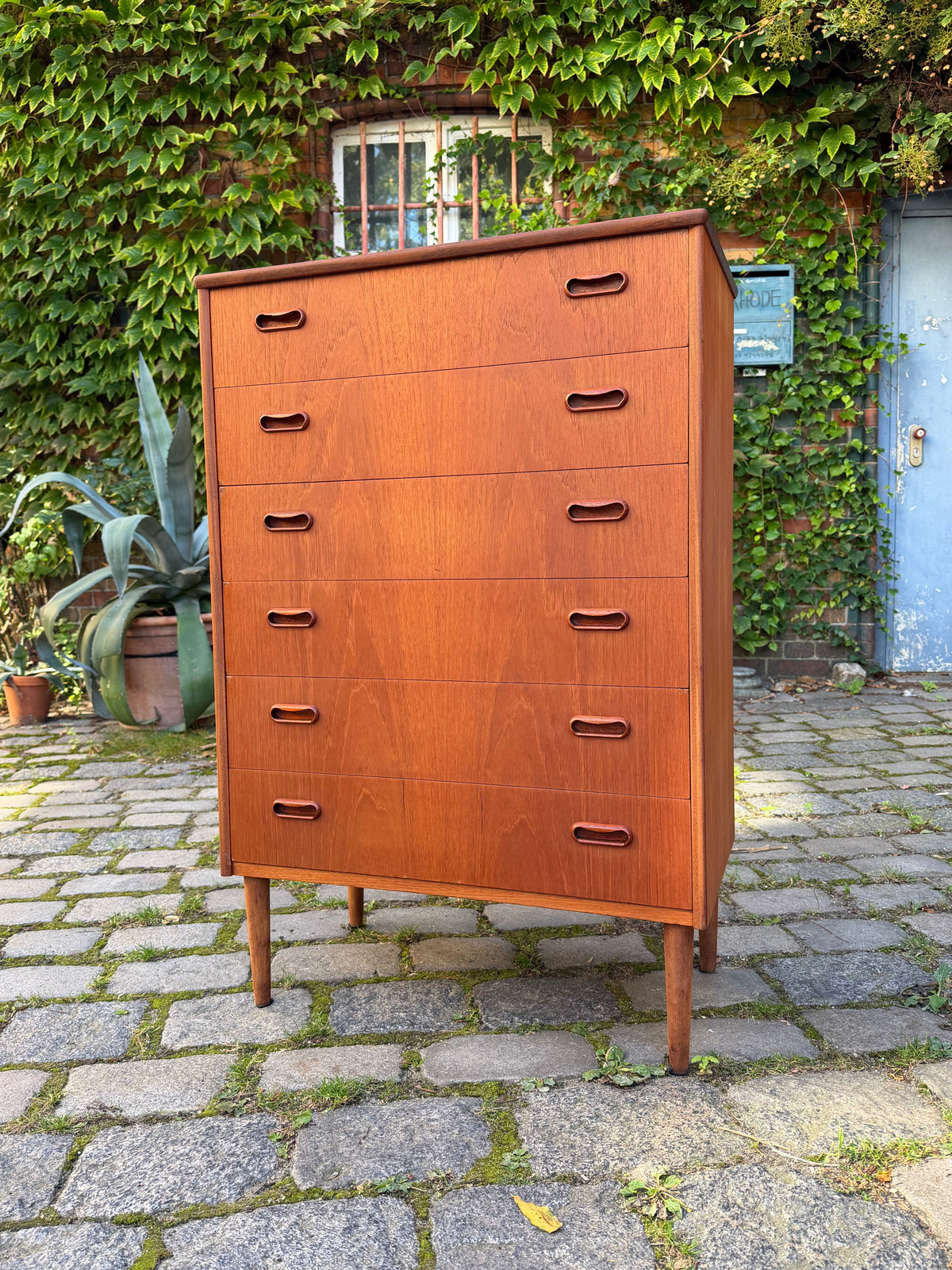 Kommode Teak mit Griffmulden von Kværndrup Møbelfabrik