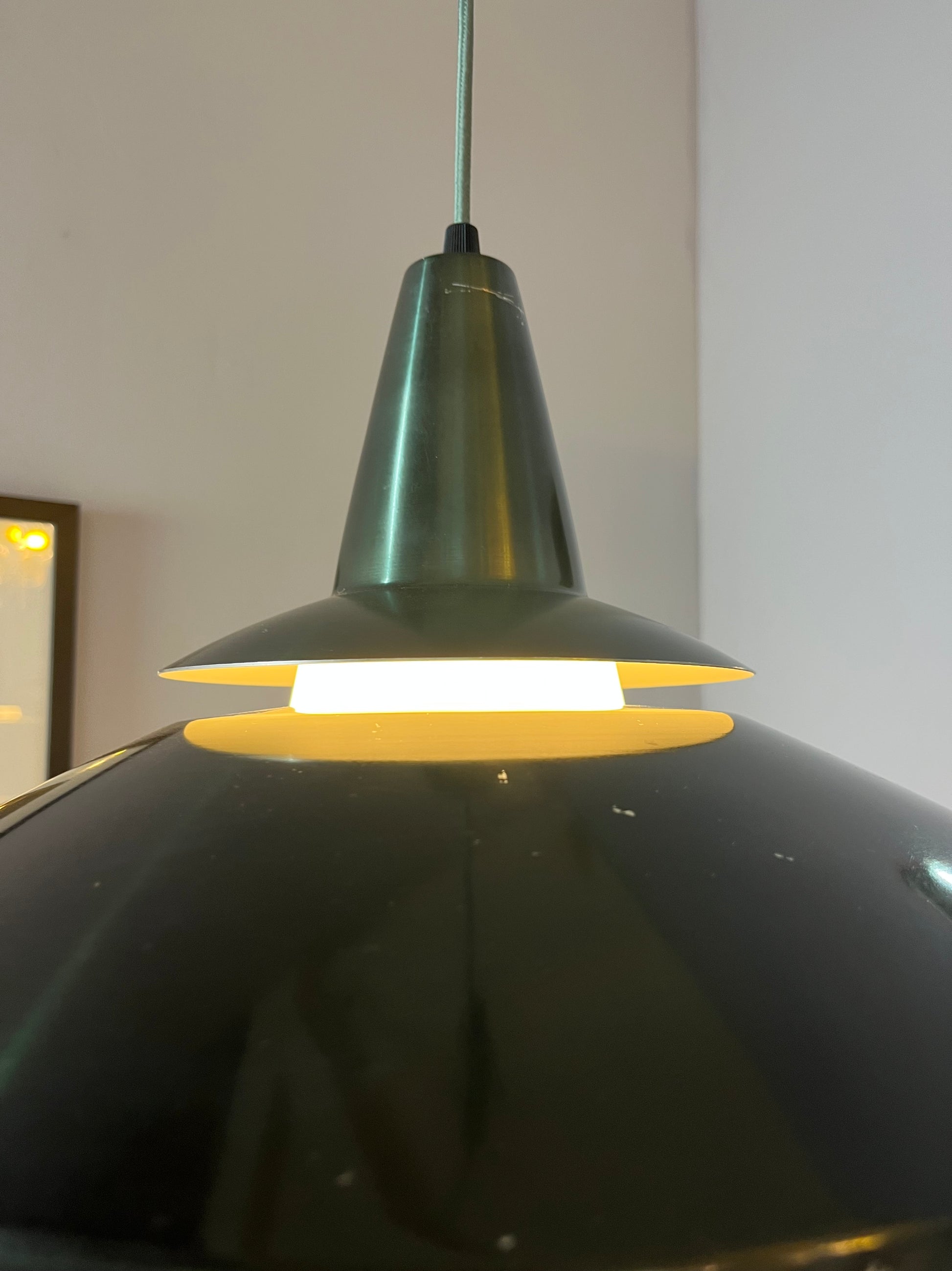 Lamellenlampe dunkelgrün gelb mit Opalglasschirm