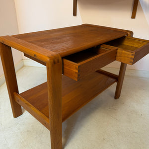 Beistelltisch Teak mit Schubladen & Ablage aus Dänemark