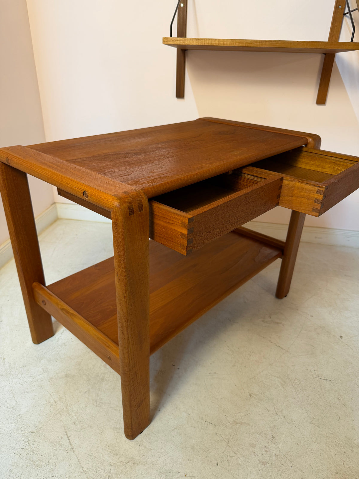Beistelltisch Teak mit Schubladen & Ablage aus Dänemark