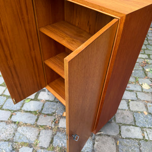 Schrank Teak mit neuen Chromfüßen