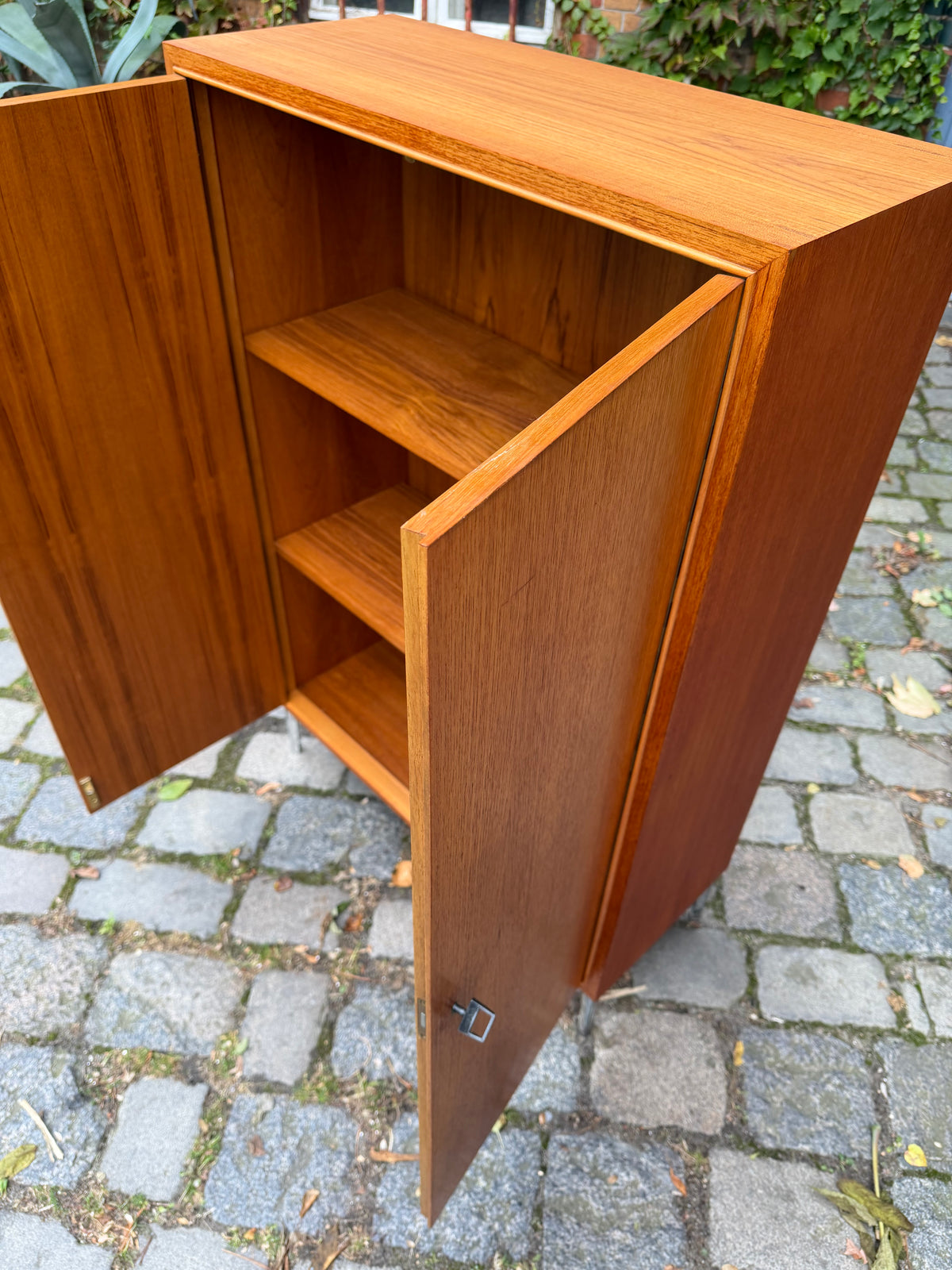 Schrank Teak mit neuen Chromfüßen