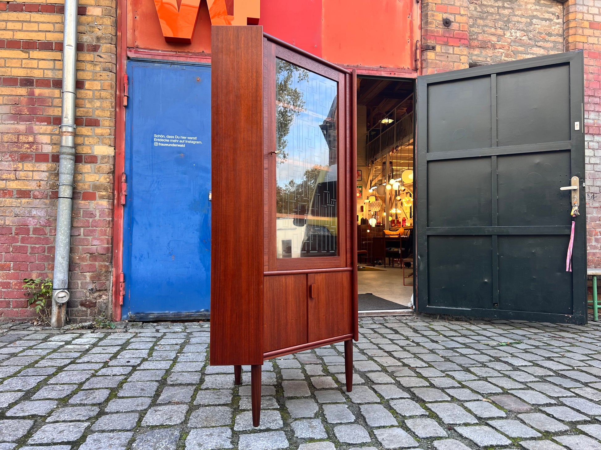 Eckschrank Teak mit Glastür und Schloss