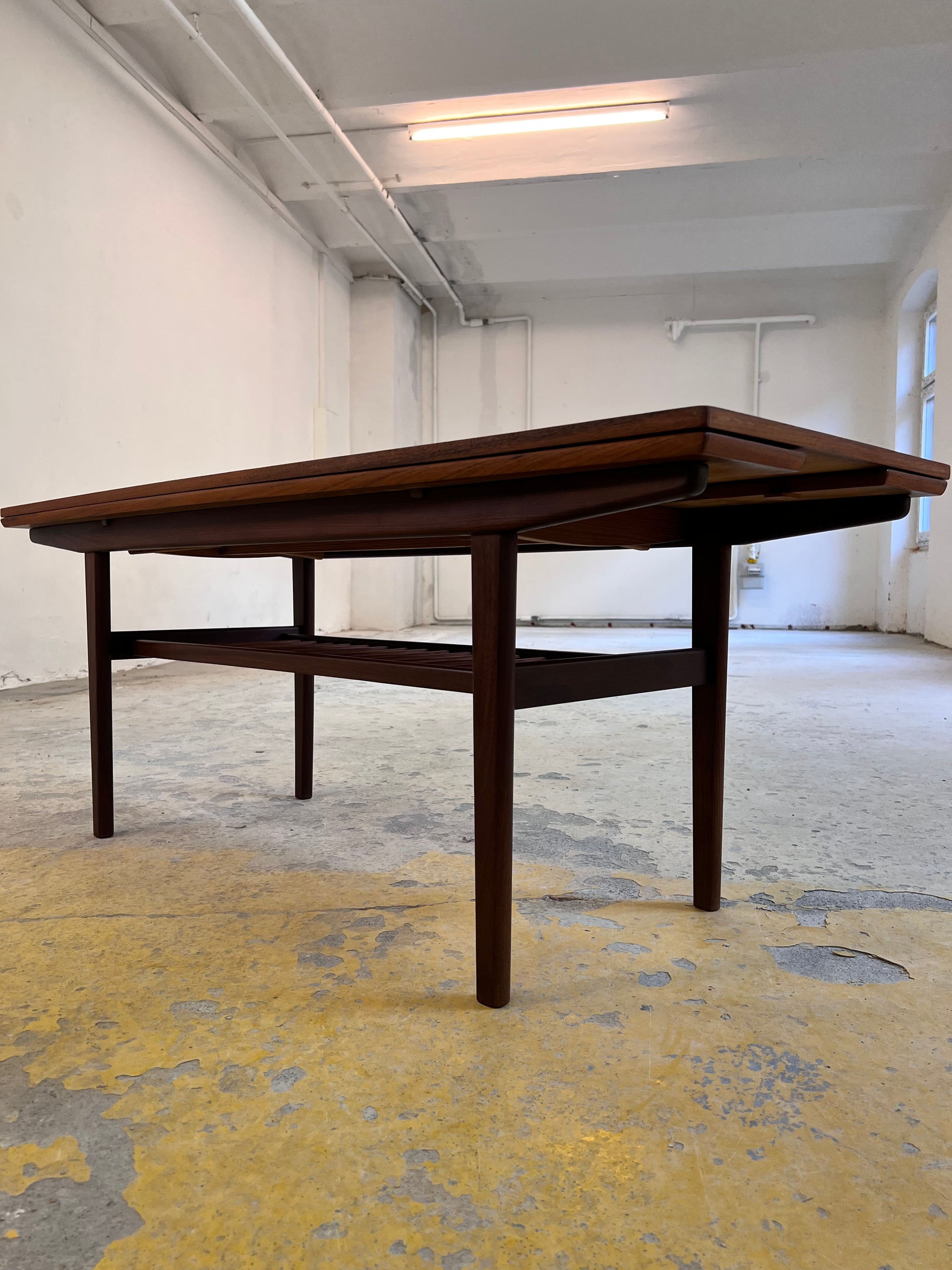 Ausziehbarer Couchtisch Teak mit Ablage