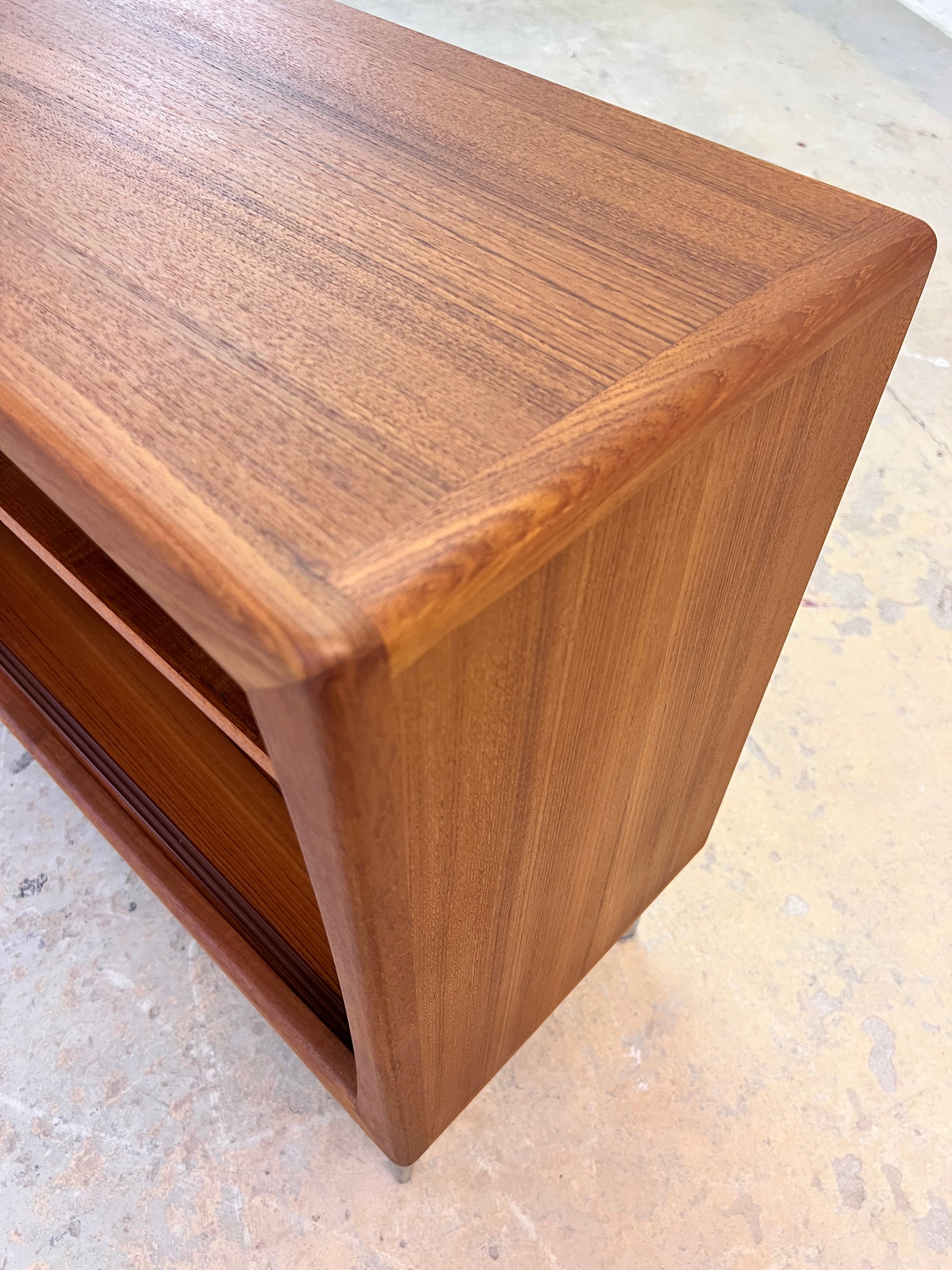 Sideboard Vitrine Teak mit Chromfüßen von Dyrlund