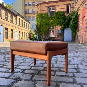 Hocker mit Lederkissen von Hans J. Wegner