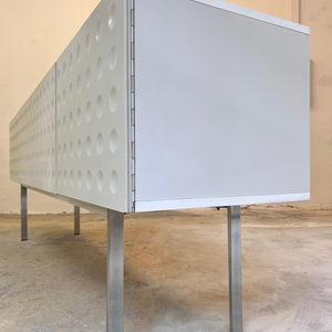 Sideboard weiß mit kreisförmigem Reliefmuster aus Belgien