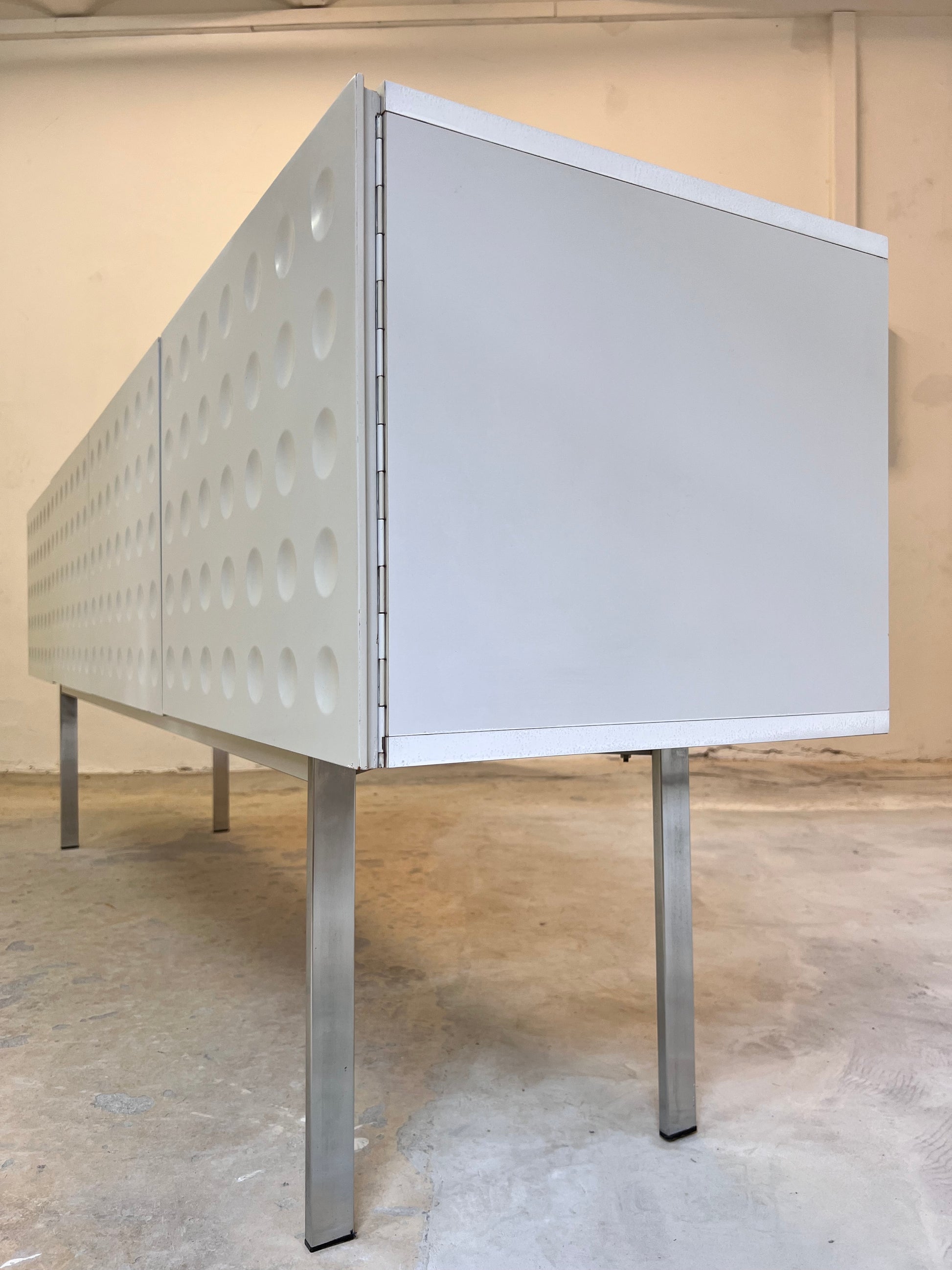 Sideboard weiß mit kreisförmigem Reliefmuster aus Belgien