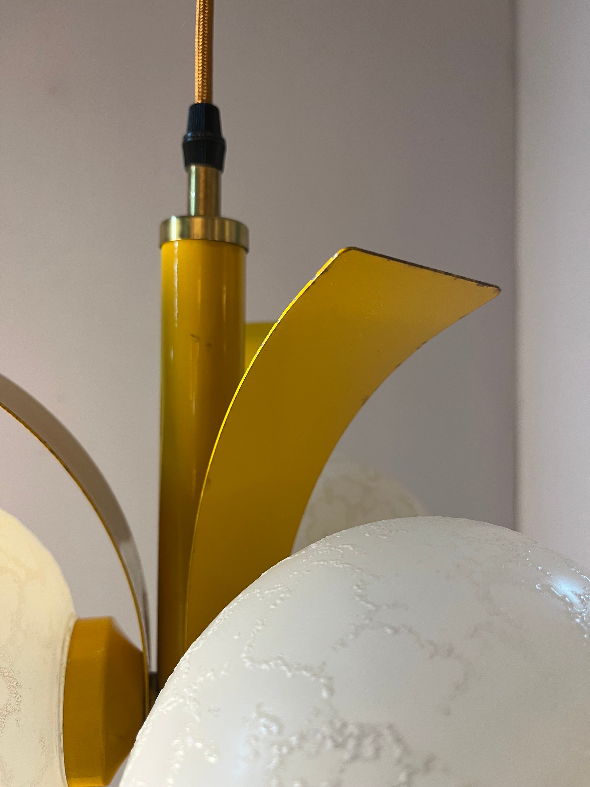 Hängelampe gelb weiß von Richard Essig