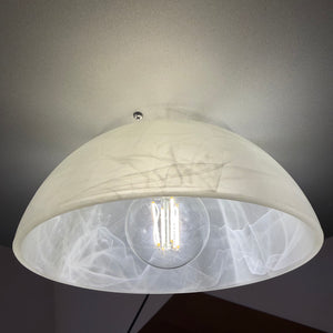 Lamellenlampe silbergrau mit marmoriertem Glasschirm aus Dänemark
