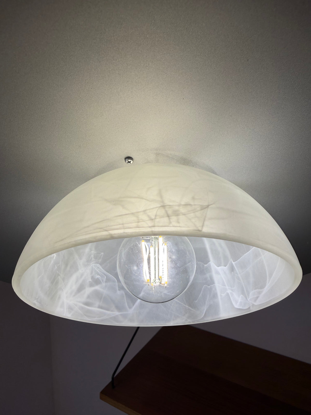 Lamellenlampe silbergrau mit marmoriertem Glasschirm aus Dänemark