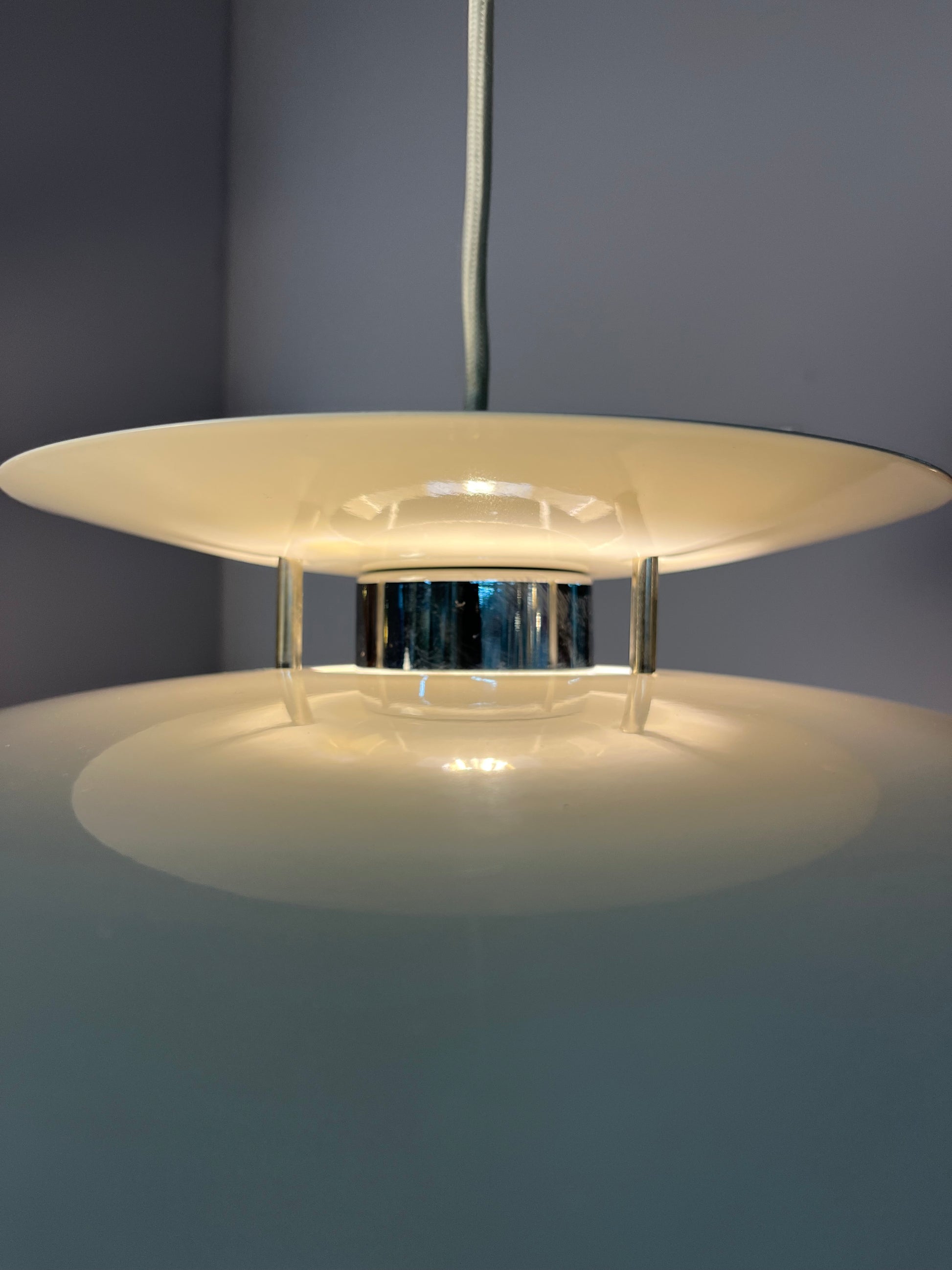 Lamellenlampe cremeweiß aus Dänemark