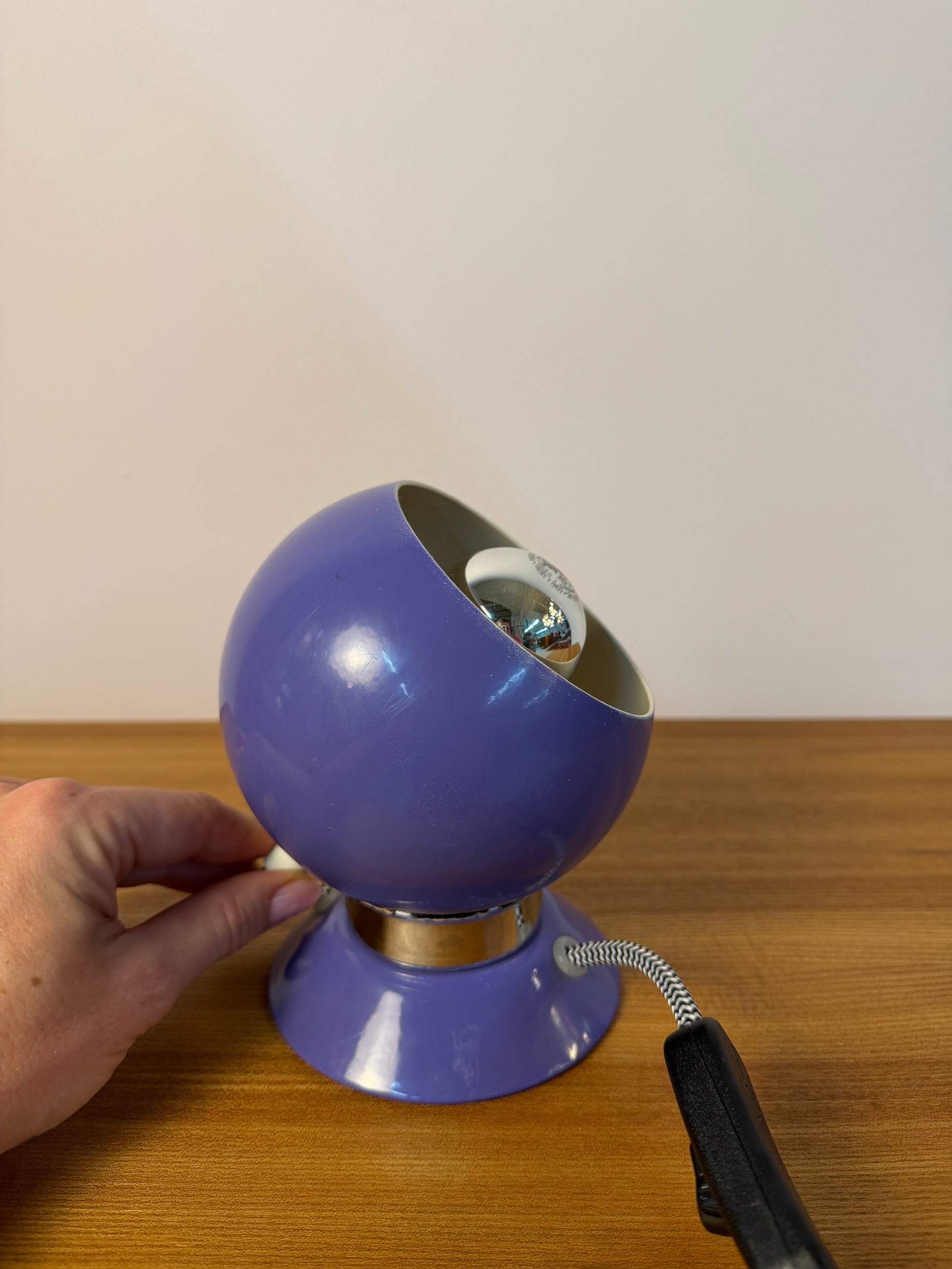 Kugellampe lila für Tisch oder Wand von Abo Randers