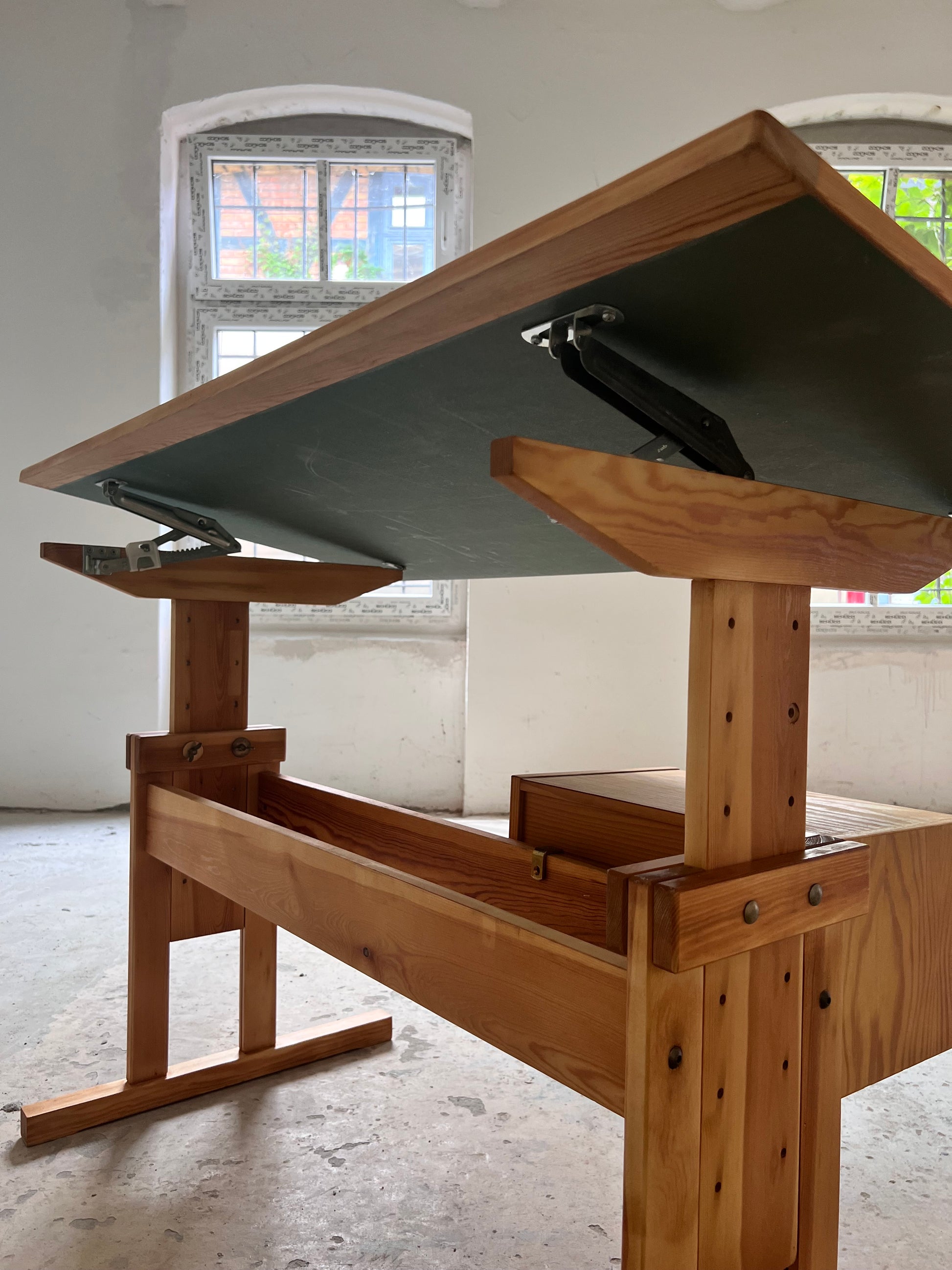 Höhenverstellbarer Schreibtisch / Zeichentisch Kiefer Vinyl von Trekanten