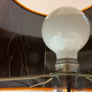 Tischlampe mit orangem Samtschirm