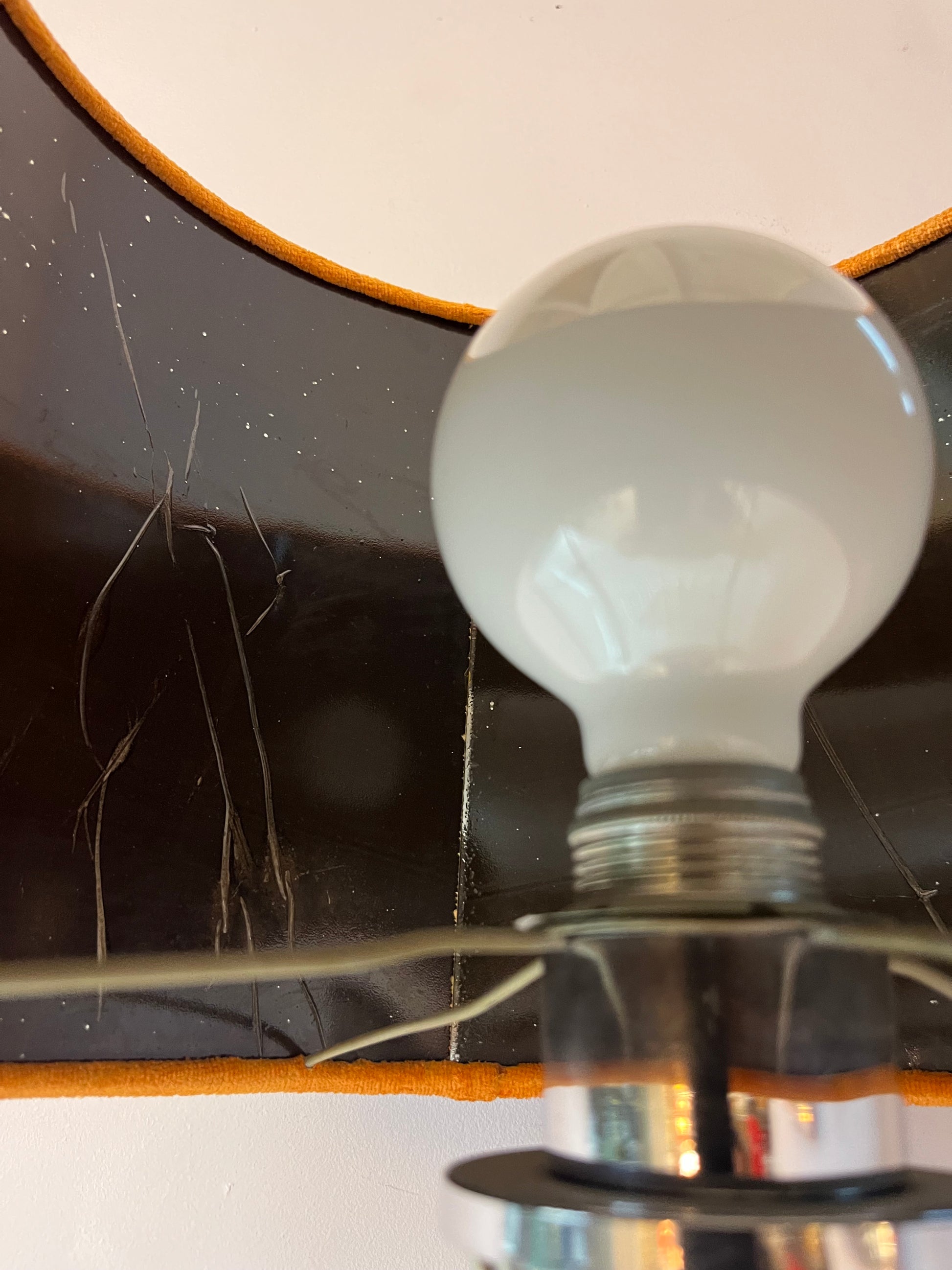 Tischlampe mit orangem Samtschirm