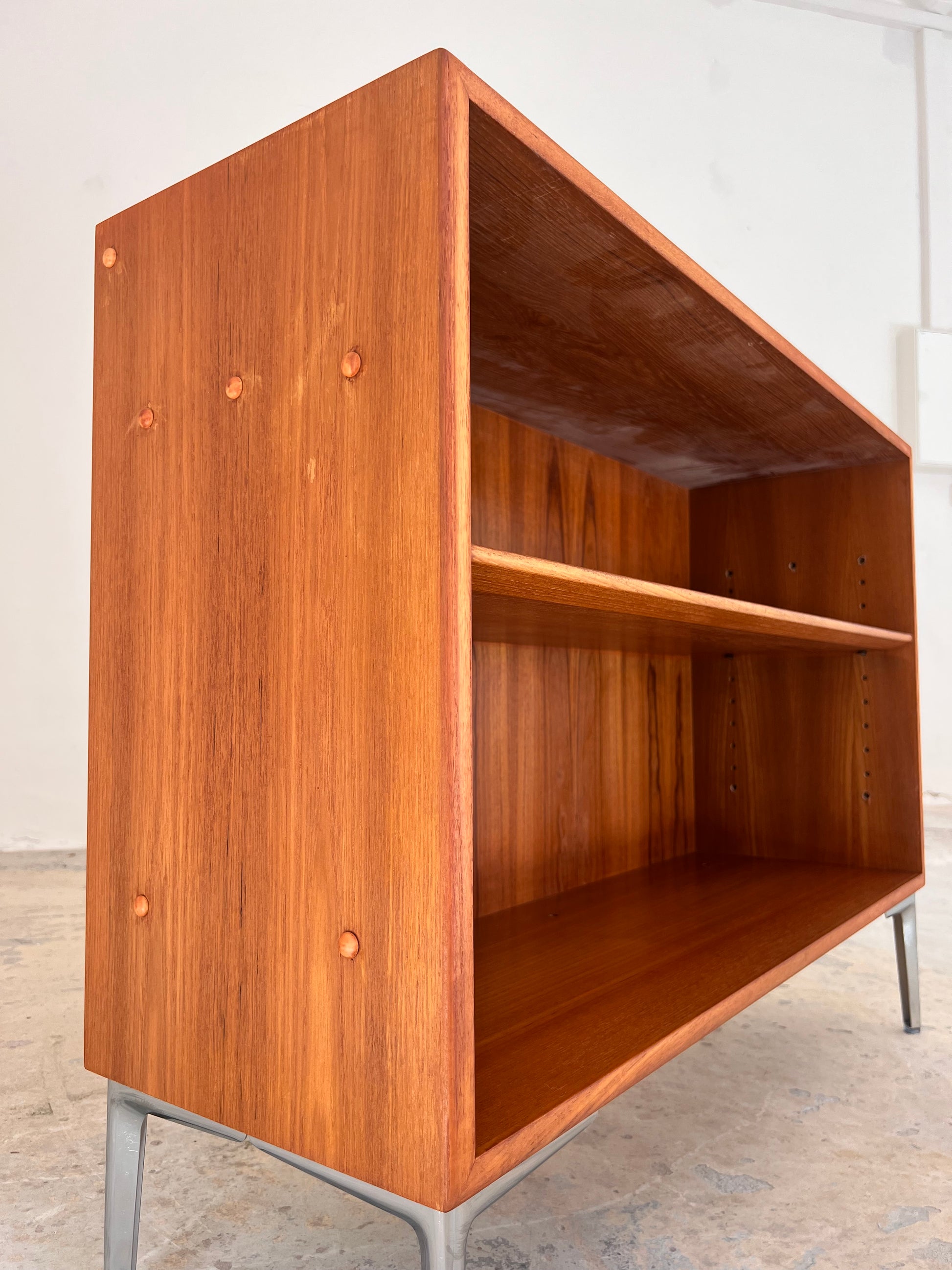 Regal Teak mit neuen Chromfüßen von Søborg Møbelfabrik