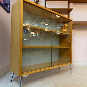 Vitrine Esche mit hellblauer Rückwand & neuen Chromfüßen von Hellerau
