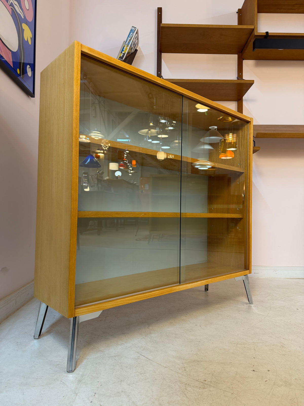 Vitrine Esche mit hellblauer Rückwand & neuen Chromfüßen von Hellerau