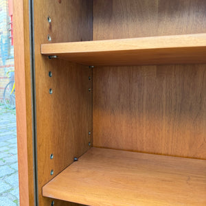 Vitrine Nussbaum mit neuen Chromfüßen von Störmer & Sohn