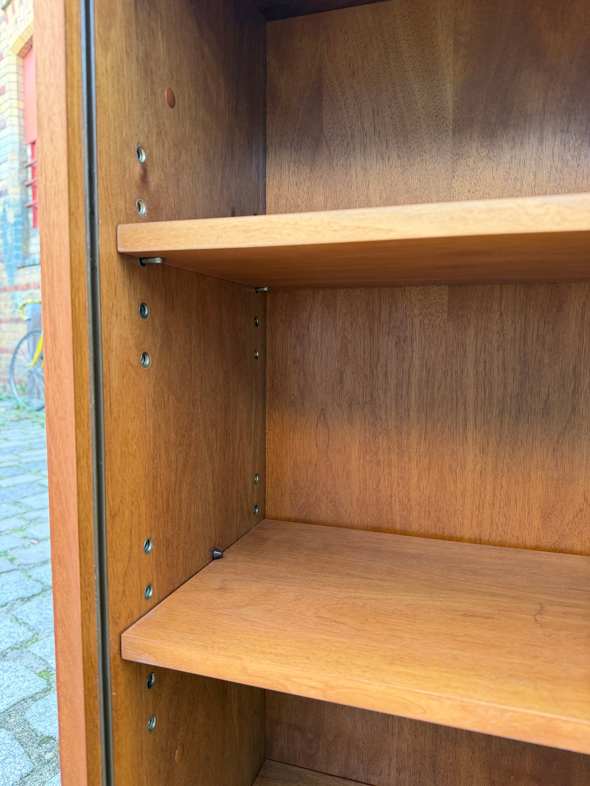 Vitrine Nussbaum mit neuen Chromfüßen von Störmer & Sohn