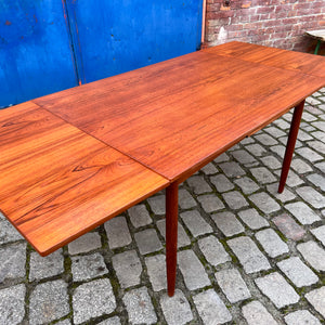 Esstisch Teak ausziehbar mit trapezförmigen Tischblättern