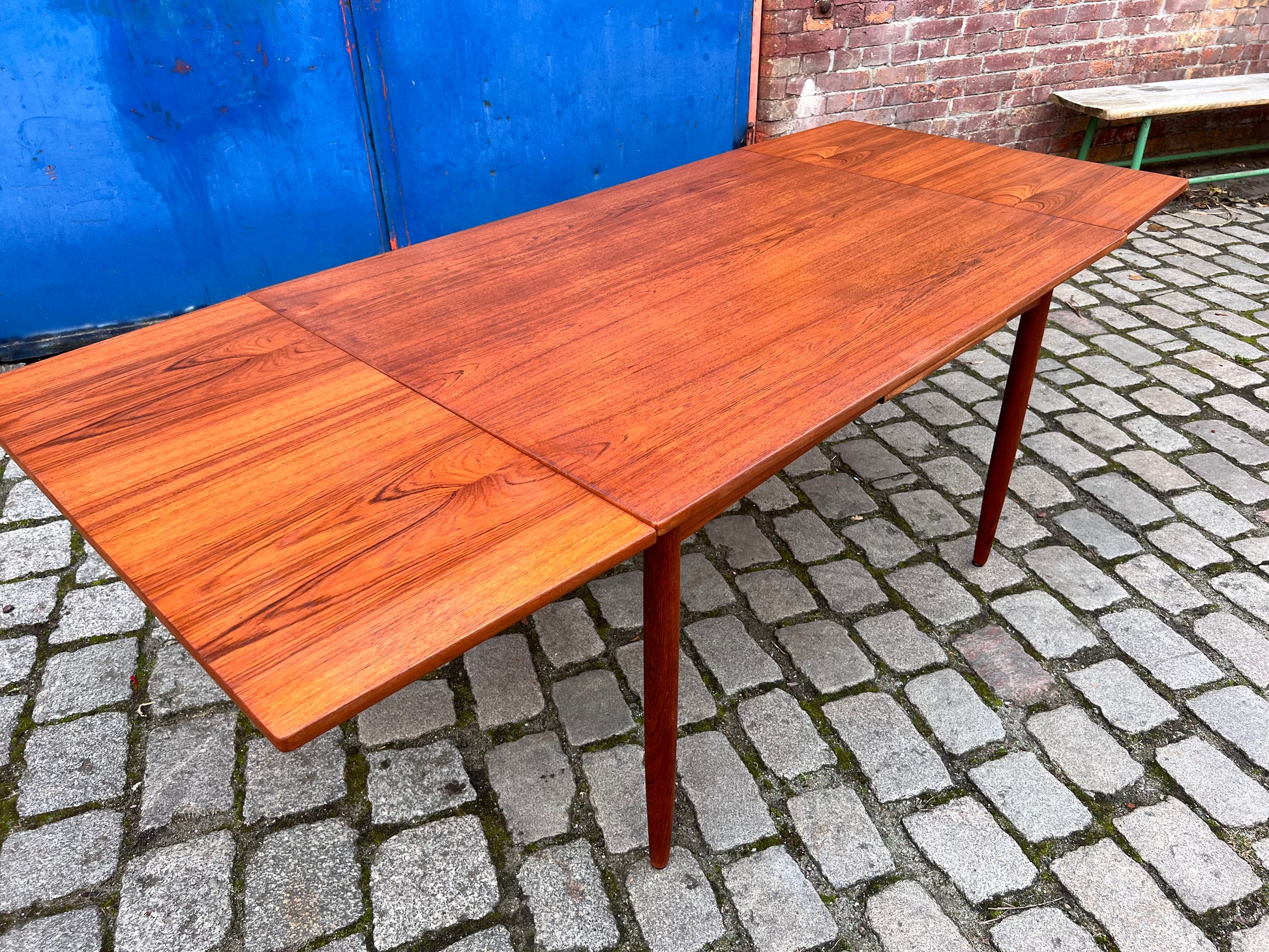 Esstisch Teak ausziehbar mit trapezförmigen Tischblättern