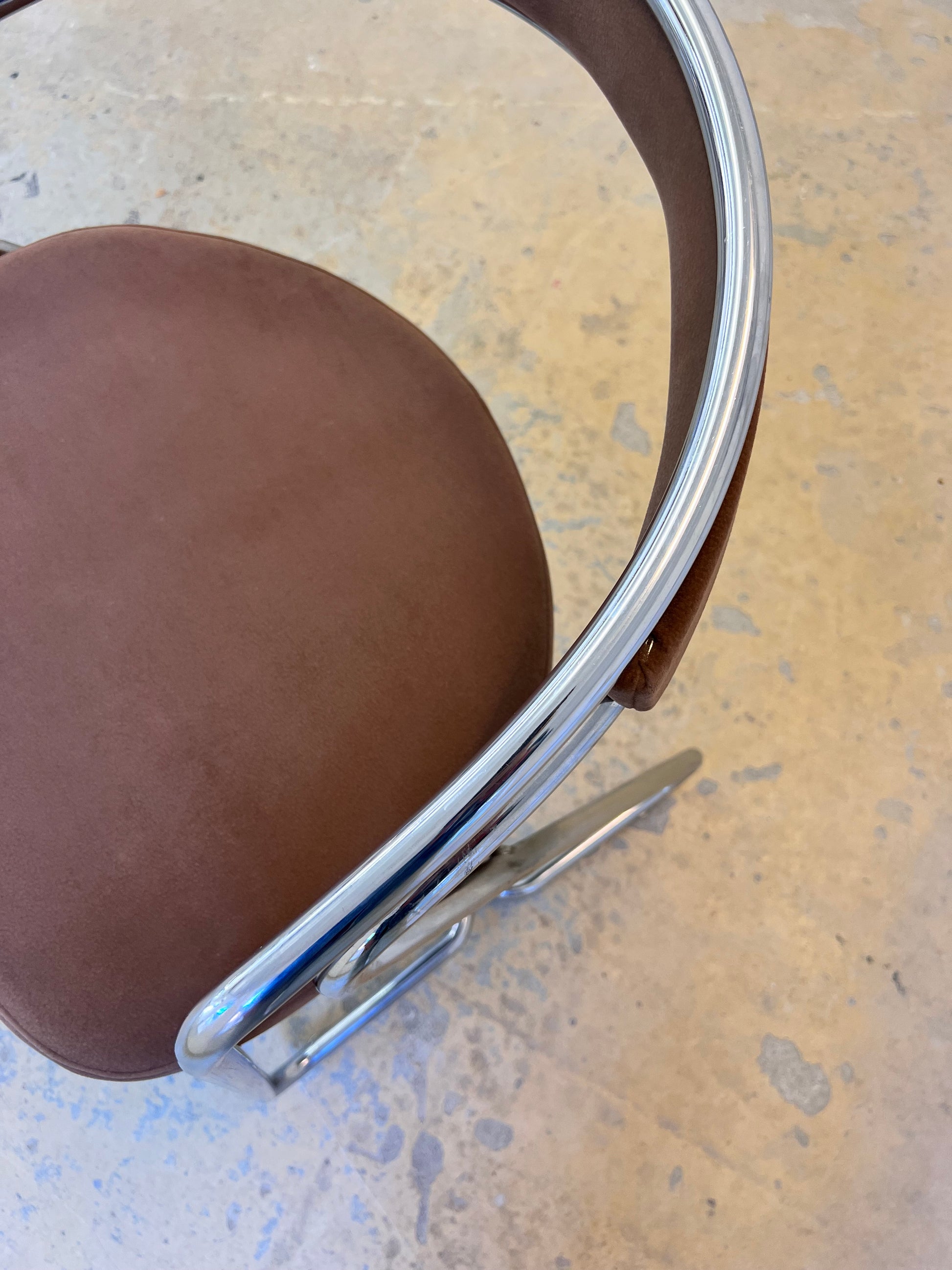 Polsterstuhl Chrom mit braunem Velour