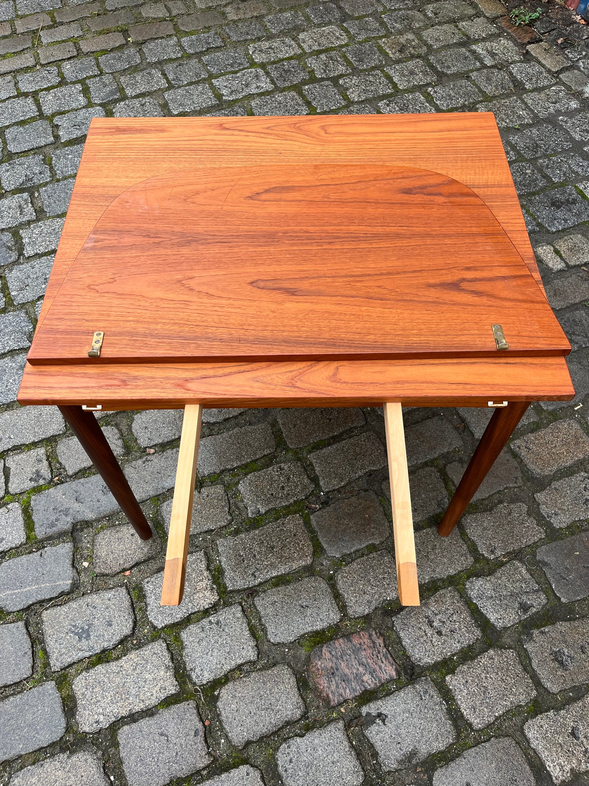 Esstisch Teak verlängerbar mit eingehängten Platten