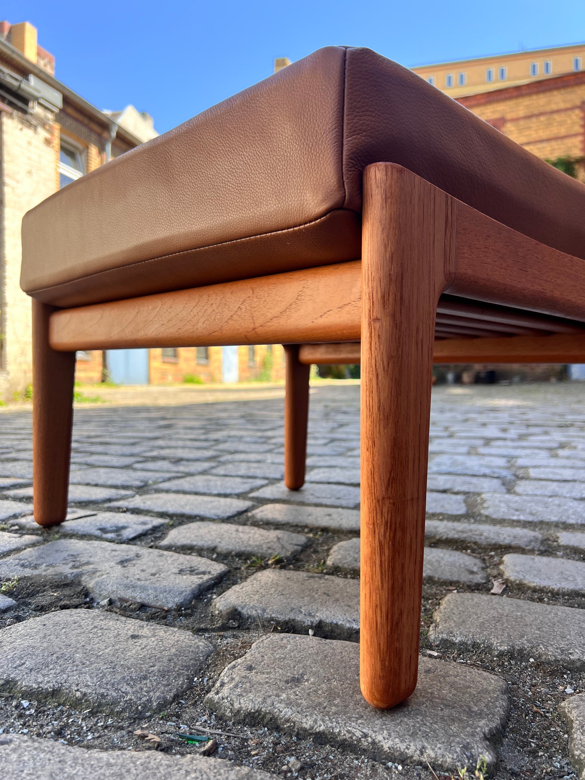 Hocker mit Lederkissen von Hans J. Wegner