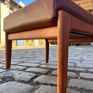 Hocker mit Lederkissen von Hans J. Wegner
